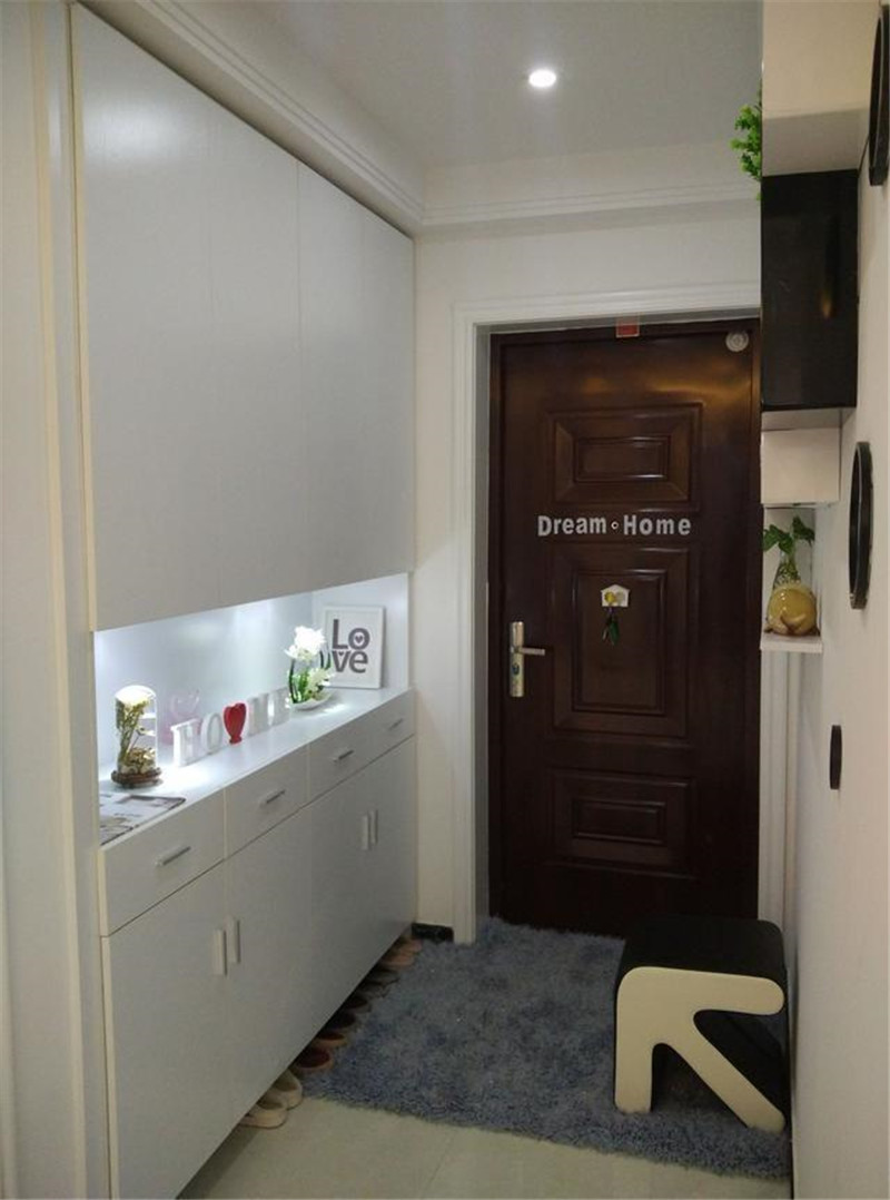 下班回家后，按下智能面板的“回家模式”